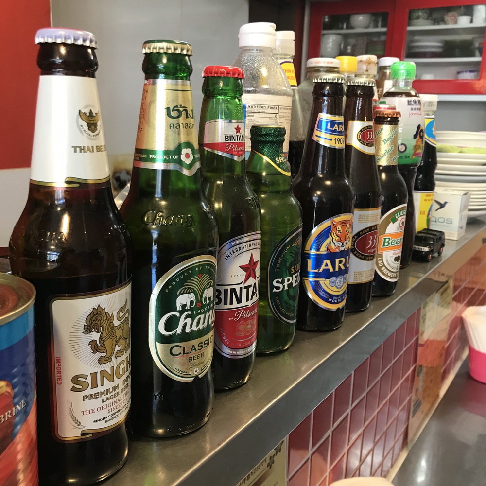 カウンターのビール